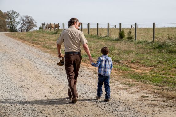 gallery-1523362669-rick-carl-the-walking-dead.jpg